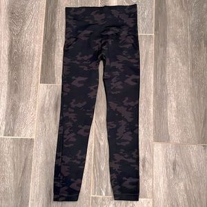 Spanx Camo Print Seamless Leggings / Tight, size M